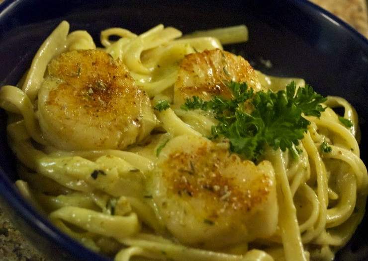 1. Этап. Паста с гребешками в сливочном соусе: Сразу же подаем блюдо к столу, пока оно горячее. Приятного всем аппетита!