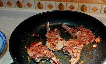 1. Этап. Баранья корейка на кости: Нарезаем зубчики чеснока. Можно брать их в неограниченном количестве, тут уж как вам больше нравится. Разогреваем сковороду. Выливаем на нее растительное масло. Обжариваем баранину с двух сторон, посыпав чесноком, до румяной корочки.