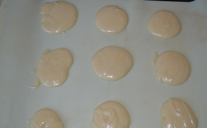 1. Этап. Печенье из майонеза: 5. Противень обязательно застилаю бумагой для выпечки, ложкой выкладываю на противень небольшие порции теста, придавая им нужную форму.