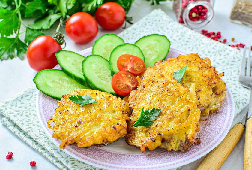 1. Этап. Свиные отбивные в картофельном кляре на сковороде: Дополните отбивные овощами и подавайте к столу.