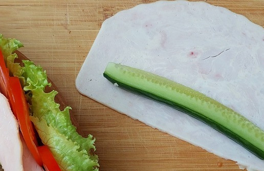 1. Этап. Бутерброд Хот-дог с холодным кофе: Дальше собираем бутерброд. Огурец укладываем на ветчину как на фото