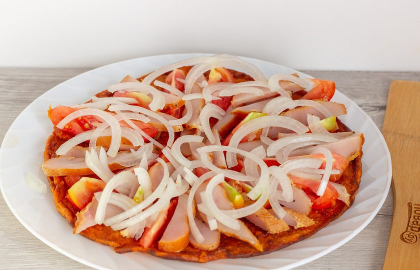 1. Этап. Курица с овощами на гречневой галете: Выложите на галету курицу, помидоры и лук.