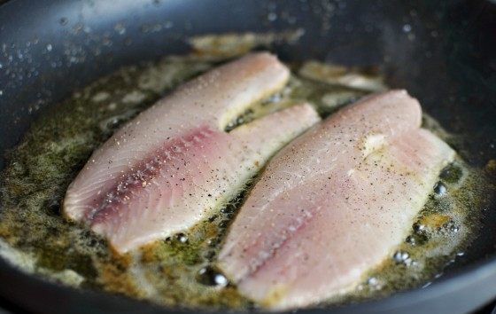 1. Этап. Тилапия с соусом: 2. На сковороде растопите 1 ложку сливочного и 1 ложку оливкового масла. Выложите телапию.