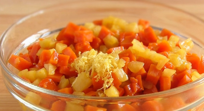 1. Этап. Пирожки с яблоками и тыквой в духовке: 6. В кастрюле с толстым дном растопите масло, добавьте сахар и перемешайте. Отправьте туда яблоки и тыкву, тушите до мягкости. Когда начинка остынет, добавьте лимонную цедру.