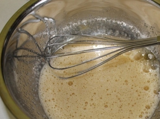 1. Этап. Творожные кексы в микроволновке: Добавьте к яйцам лимонный сок, ванилин и соль. Ещё раз взбейте.