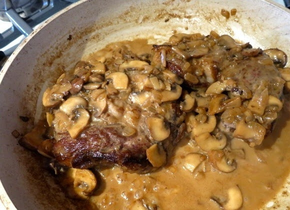 1. Этап. Американские стейки: Теперь нужно вернуть на сковороду стейки, в фольге мог скопиться сок мясной, его не выливайте, тоже на сковородку вместе со стейком отправьте. Прогрейте стейк в соусе минуту-две.