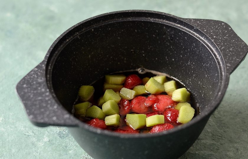 1. Этап. Лимонад из ревеня: Затем добавьте клубнику и ревень. Снова доведите до кипения, проварите 10 минут.