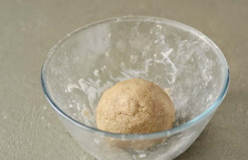 1. Этап. Ржаные булочки без дрожжей: Замесите мягкое, однородное тесто.