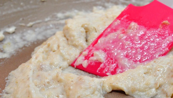 1. Этап. Мясо по-французски без майонеза: 2. Для приготовления соуса, который заменит в этом блюде майонез, необходимо в небольшом сотейнике растопить сливочное масло. Затем в несколько этапов всыпать муку и, постоянно активно помешивая, обжарить пару минут. Затем тонкой струйкой добавить холодное молоко, а также щепотку соли и мускатного ореха. Все тщательно перемешать, уварив соус до густой консистенции.