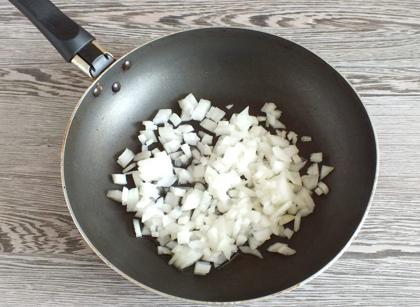 1. Этап. Рыбный суп Калья: Пока варится рыба, нарежьте мелко лук и обжарьте в растительном масле до мягкости.