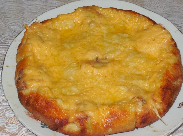 1. Этап. Пирог с мясом на скорую руку: Готовый мясной пирог на скорую руку лучше подавать слегка остывшим, тогда он будет легче резаться.