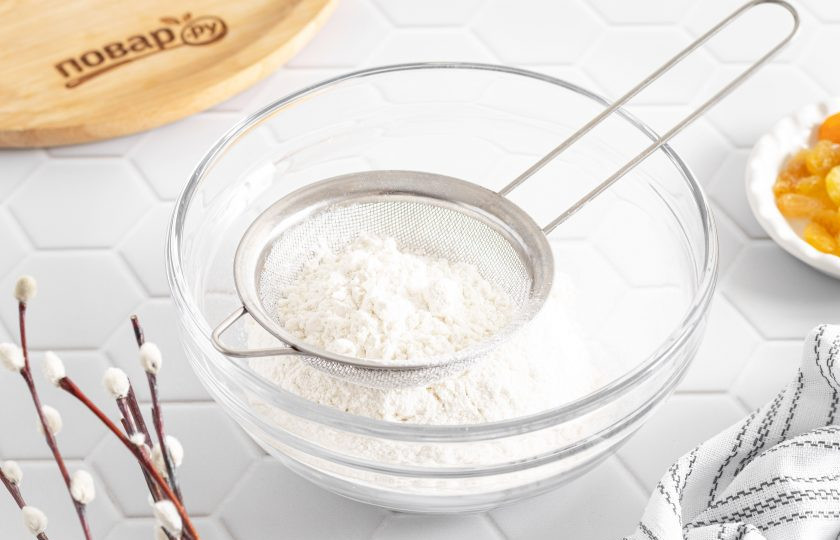 1. Этап. Кулич из рисовой муки: Просейте рисовую муку в глубокую миску.