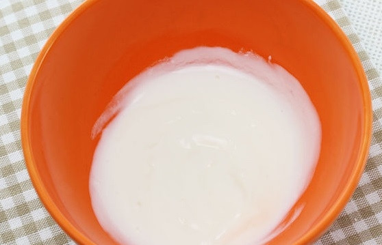 1. Этап. Рыбные наггетсы: 2. В другую миску влейте йогурт или майонез.