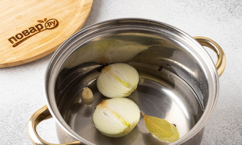 1. Этап. Террин из овощей: В воду добавьте луковицу, перец горошком и лавровый лист. Доведите до кипения, варите 10-15 минут. Затем уберите лук, лавровый лист и горошек, добавьте бульонный кубик и соль по вкусу. Когда нужно будет заливать террин, разведите в этом бульоне агар-агар. Доведите до кипения и проварите 1-2 минуты.