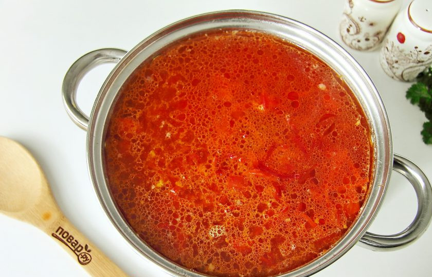 1. Этап. Борщ русский: За 10 минут до готовности добавьте овощную зажарку. Посолите и поперчите по вкусу.