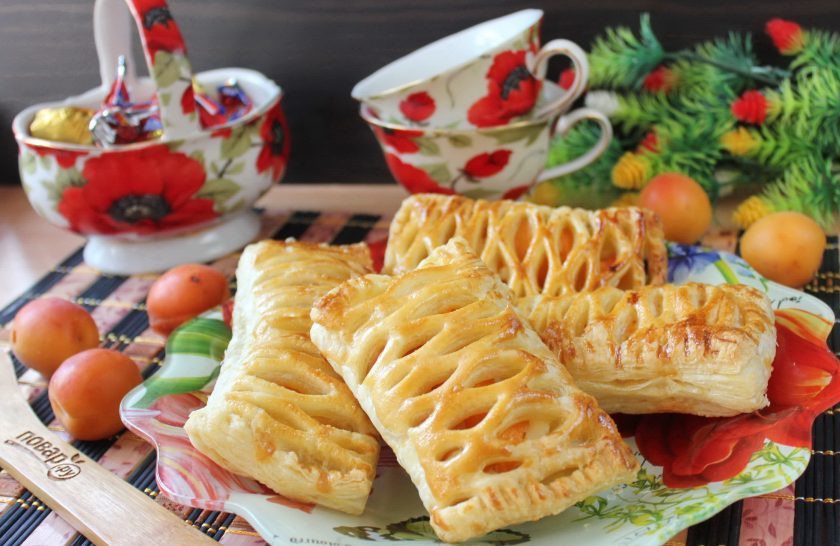 1. Этап. Слойки с творогом и абрикосами: Пышные, румяные слойки с творогом и абрикосами из слоёного теста готовы. Можно подавать к столу.