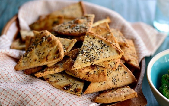 1. Этап. Чипсы из лепёшки: 6. Запекайте чипсы в течение 10-15 минут до румяной корочки. Только не передержите изделия! Подавайте чипсы остывшими с соусом. Приятного аппетита!