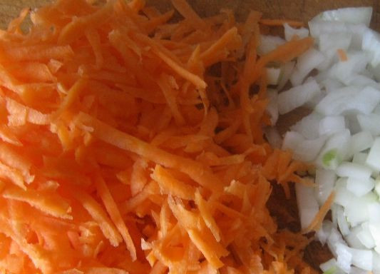 1. Этап. Голубцы из квашеной капусты: 1. Листы квашеной капусты приготовьте заранее. Нашинкуйте лук и морковь и поставьте сковороду на огонь разогреваться.