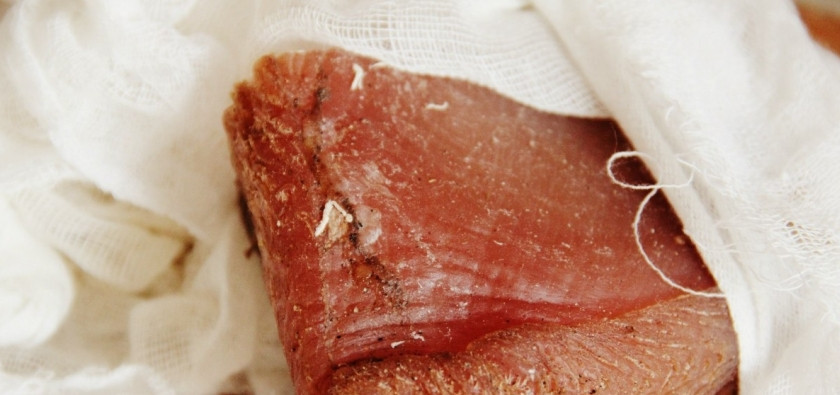 1. Этап. Балык из куриного филе: 2. Теперь достанем грудинку, промоем её под проточной водой, обсушим немного, завернем в марлю — и пусть еще двое или трое суток лежит в холодильнике. Все зависит от того, насколько вы насыщенный вкус предпочитаете.