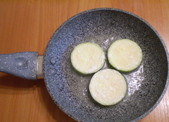 1. Этап. Кабачки жареные с яйцом: 6. Выложите в горячее масло и жарьте до корочки.