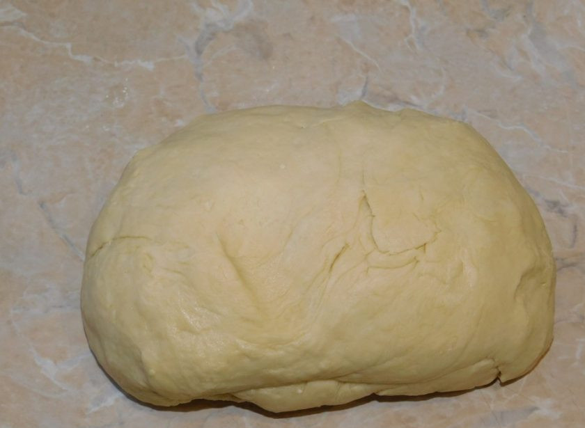 1. Этап. Рогалики с грецкими орехами: Вбейте яйцо, добавьте соду, муку и замесите тесто.