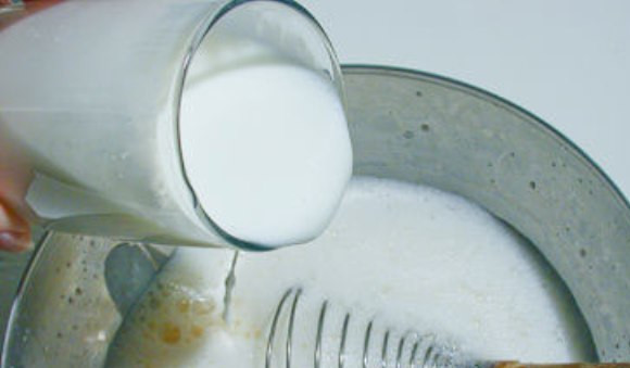 1. Этап. Блины большие: Добавить кефир и хорошо перемешать.