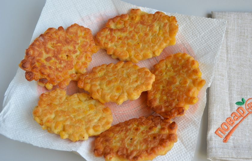 1. Этап. Кукурузные оладьи Тириона: 9. Готовые оладьи положите на бумажное полотенце, чтобы удалить лишний жир. Подавайте их горячими. Приятного!