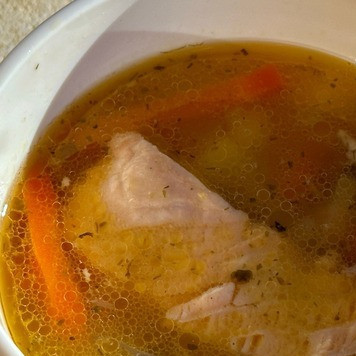 1. Этап. Суп рыбный. Дуэт осётра с сёмгой: И, собственно, вот. Получился очень легкий, вкусный, но вместе с тем нажо… сытный суп. Конечно, если бы «в закромах» оказался кусок какой-нибудь осетровой тушки, то было в разы вкуснее и … всякое такое. Но и с сёмгой сошло нормально.