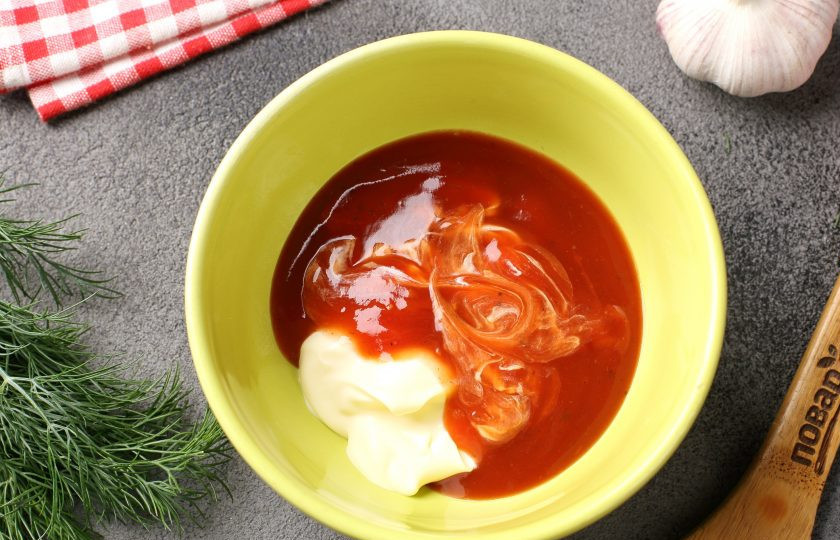 1. Этап. Быстрый соус к наггетсам: Соедините кетчуп и майонез.