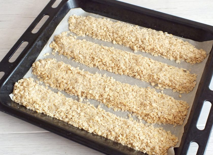 1. Этап. Шведское овсяное печенье: Возьмите противень, застелите бумагой для выпечки. Каждую часть выложите по длине противня, холмиком. Придавите ладошкой, подравняйте края, чтобы они не соприкасались друг с другом. Поставьте печенье выпекаться в разогретую до 180 градусов духовку на 10 минут.