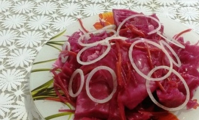 1. Этап. Квашеная капуста со свеклой: На второй день банку необходимо открыть и немного придавить ее содержимое ложкой, чтобы вышел воздух. Через два дня можете угощать семью вкусной квашеной капустой со свеклой.