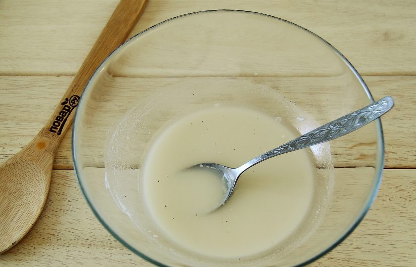 1. Этап. Лепешки на мангале: В теплой воде растворите дрожжи, добавьте мед и 1,5 ст.л. муки. Все хорошо перемешайте, накройте пищевой пленкой и уберите опару на 30 минут в теплое место.