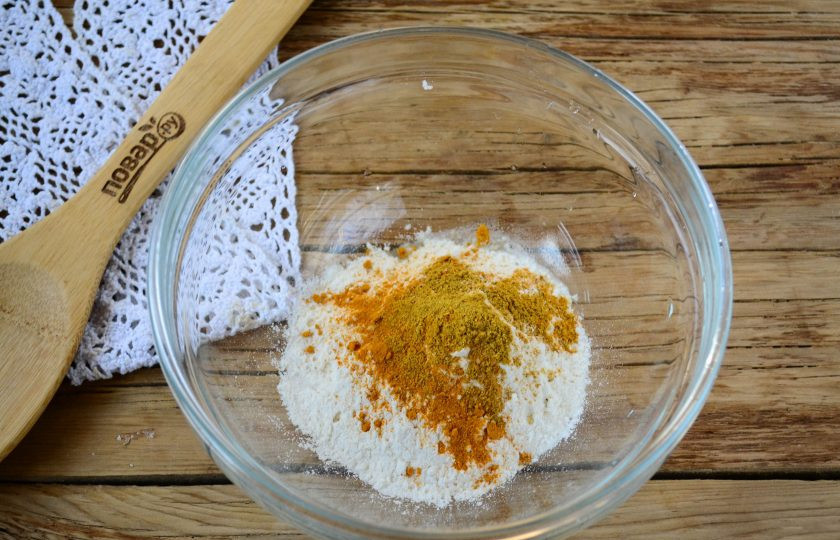 1. Этап. Малазийские кружевные блины Роти Джала: Смешайте все сухие ингредиенты: муку, соль и специи.