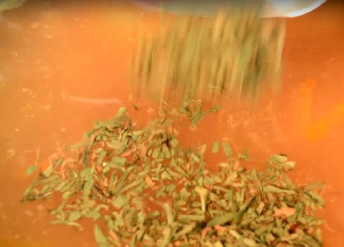 1. Этап. Суп из рыбных консервов (из горбуши): Отправляем в кастрюлю с картошкой и овощами рыбу, добавим эстрагон, перец и соль по вкусу.