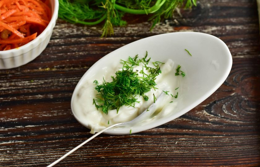 1. Этап. Шаурма со сметанным соусом: Туда же добавьте нарезанный мелко укроп. Хорошо все перемешайте.