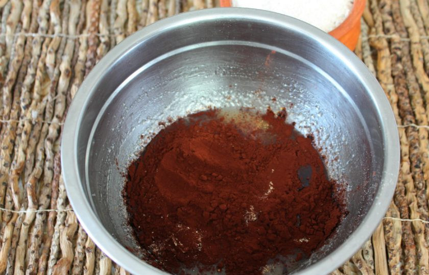 1. Этап. Пряники на рассоле от огурцов: Добавляем какао порошок.