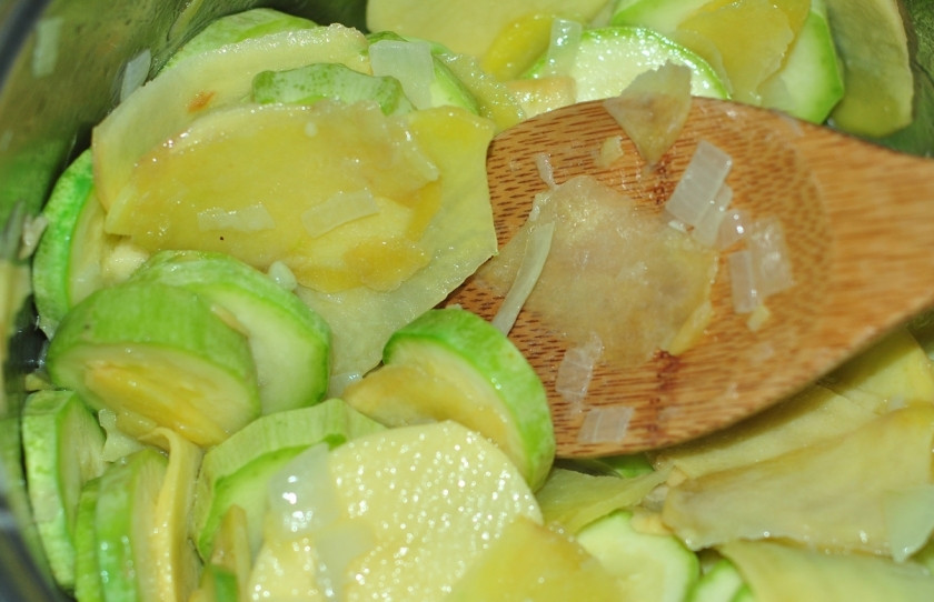 1. Этап. Крем-суп из кабачков: Затем добавляем картошку, яблоки, кабачки. Все слегка обжариваем (но ни в коем случае не зажариваем) и заливаем водой или бульоном.