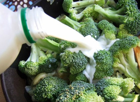 1. Этап. Крем-суп из брокколи с молоком: Промываем брокколи, разбираем их на соцветия. Кладем к обжаренному луку с чесноком, заливаем молоком. На небольшом огне тушим овощи в молоке около получаса. Можно накрыть крышкой, только смотрите, чтобы молоко не убежало. Не забывайте помешивать всю смесь.