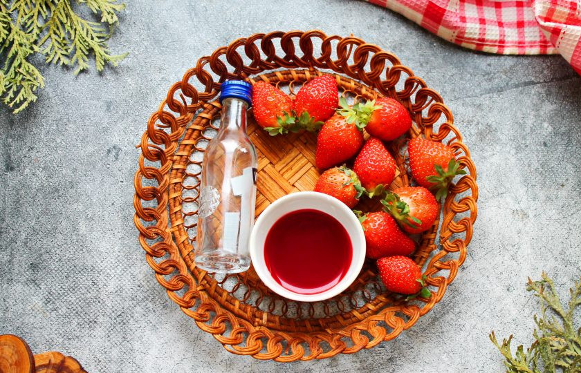 1. Этап. Клубника фламбе: Подготовьте все необходимые ингредиенты для приготовления клубники фламбе. Ягоды переберите, сполосните и тщательно обсушите.