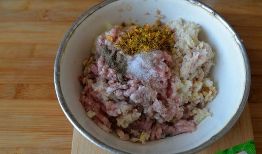 1. Этап. Фрикадельки из индейки в цитрусовой глазури: Добавляем в фарш соль, перец, любую любимую приправу, тщательно вымешиваем.