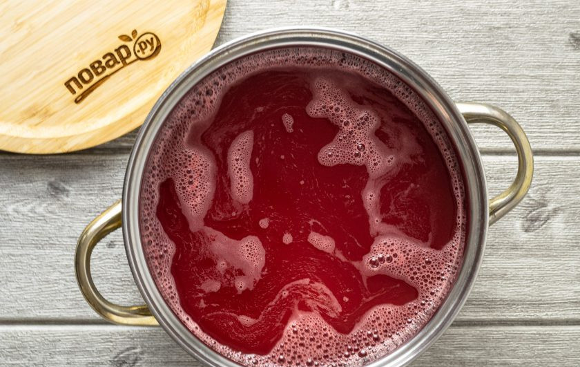 1. Этап. Мед из арбуза: Перелейте арбузный сок в большую кастрюлю. Поставьте на средний огонь и уваривайте жидкость. Она должна уменьшиться в объеме в 5-6 раз.