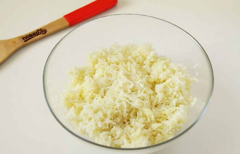 1. Этап. Картофельное тесто для пиццы: Натрите картофель на крупной терке и переложите в глубокую миску.