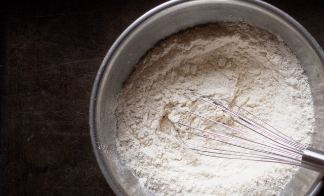 1. Этап. Булочки к завтраку: В глубокую миску сначала просеиваем муку с разрыхлителем и солью.