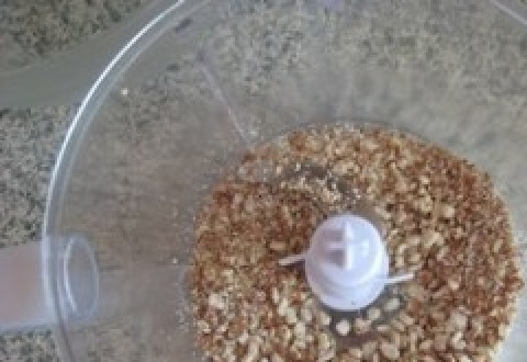 1. Этап. Торт Ореховый полет: 1. Миску, в которой будем готовить тесто, ставим в морозильник на десять минут. Арахис промываем и обжариваем на сковороде, в духовке или микроволновке. Кладем арахис в чашу блендера и перебиваем на мелкие кусочки (необходимо, чтобы оставались кусочки).