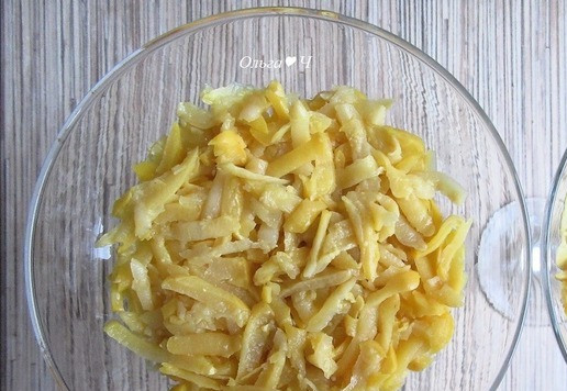 1. Этап. Салат с тунцом Зимние сказки: Выложите слой тертых патиссонов, добавьте майонез.