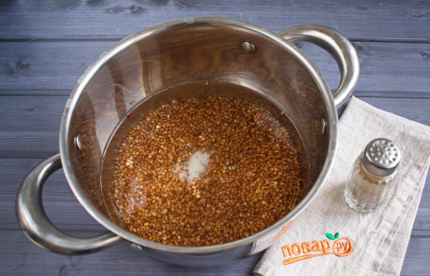 1. Этап. Гречка по-флотски: Залейте гречку холодной водой, пропорция крупы к воде всегда 1:2. Добавьте соль, на сильном огне доведите до кипения.