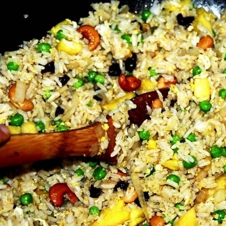 1. Этап. Рис с ананасом: Жарим еще 2-3 минуты, пробуем на вкус, если нужно - регулируем вкус добавлением специй и соусов. Снимаем с огня.