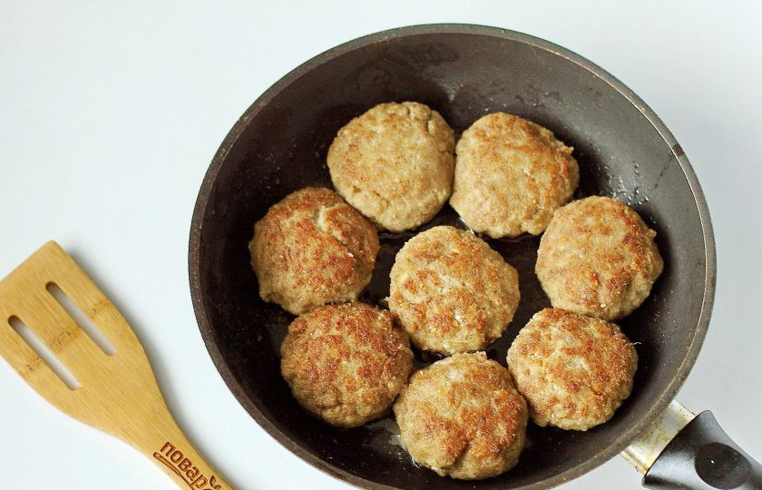 1. Этап. Котлеты из куриных ножек: Жарьте котлеты на среднем огне на растительном масле, при этом накрыв посуду крышкой. Котлеты должны подрумяниться с двух сторон.