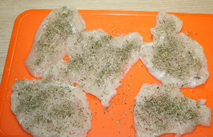 1. Этап. Мясо, запечённое гармошкой: Посолите и посыпьте прованскими травами с двух сторон.