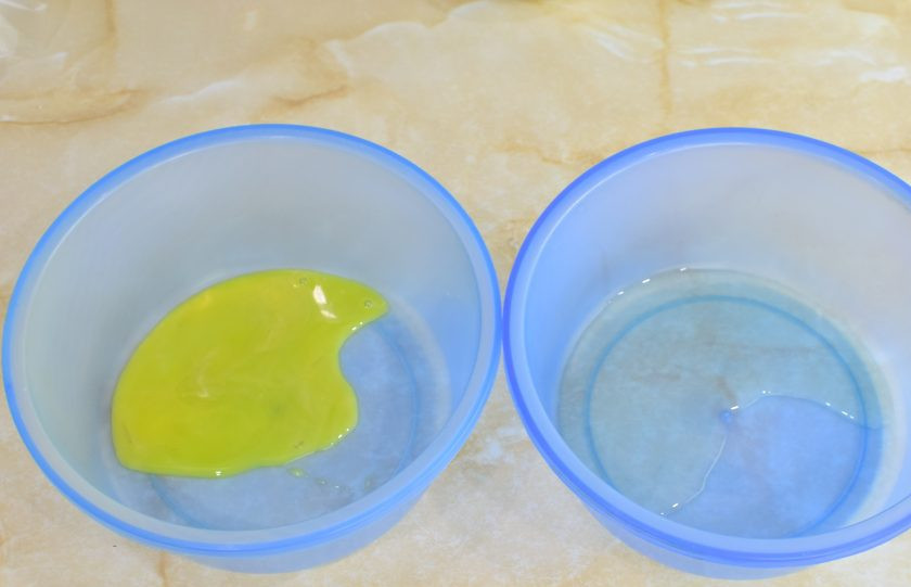 1. Этап. Блины на сливках: Яйца разделите на белки и желтки.